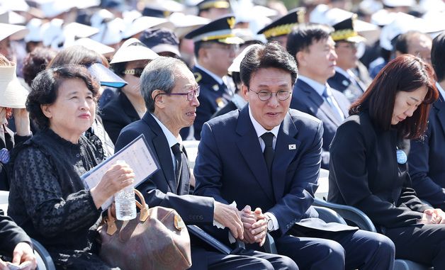 유가족 위로하는 김민석 총리
