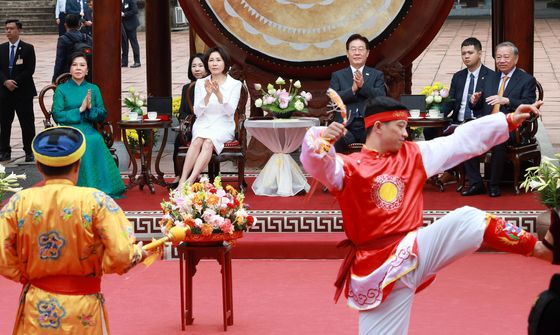 전통 공연 관람하는 한-베트남 정상