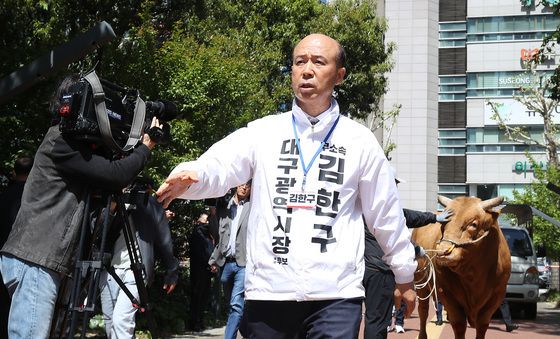 싸움소와 함께 등장하는 무소속 후보