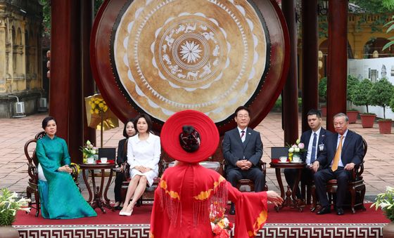 전통 공연 관람하는 한-베트남 정상