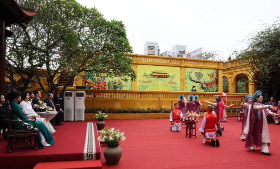 전통 공연 관람하는 한-베트남 정상 내외