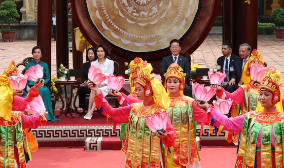 전통 공연 관람하는 한-베트남 정상