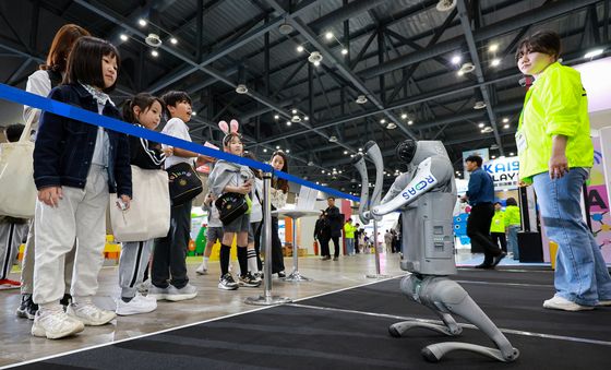 학생들 앞에서 재롱 피우는 로봇강아지