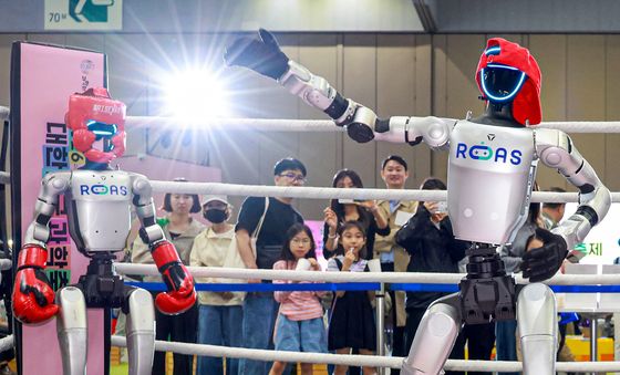 사람들에게 인사하는 AI 로봇