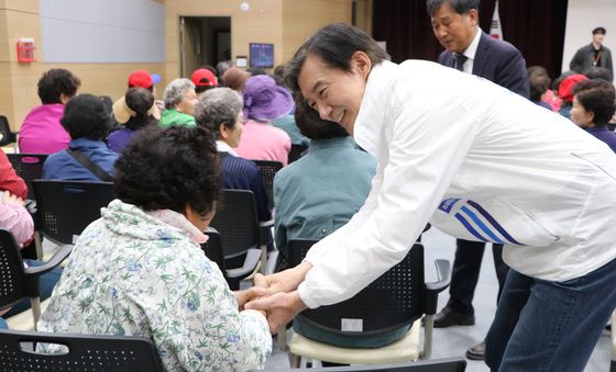 인사나누는 조국 대표