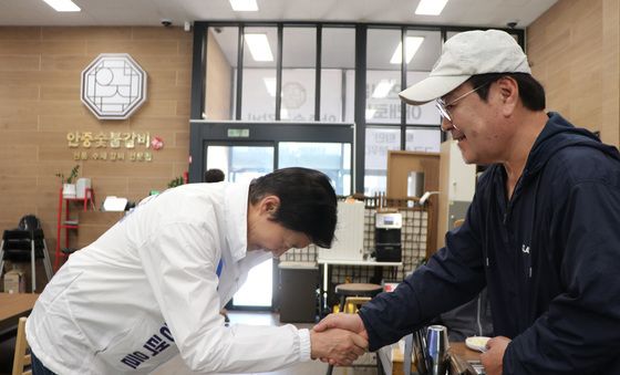 시민들에게 인사하는 조국 대표
