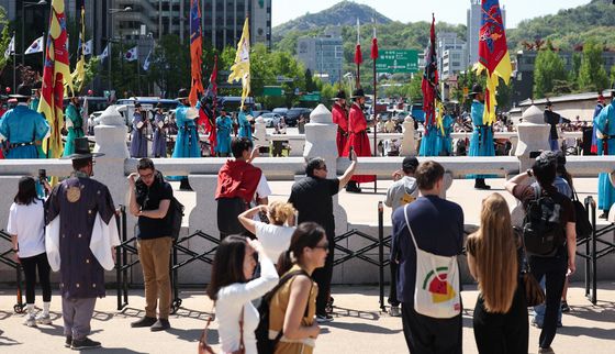 수문장 교대식 관람하는 외국인 관광객