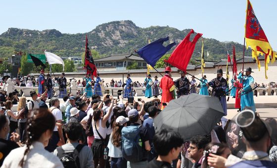 수문장 교대식 관람하는 관광객들