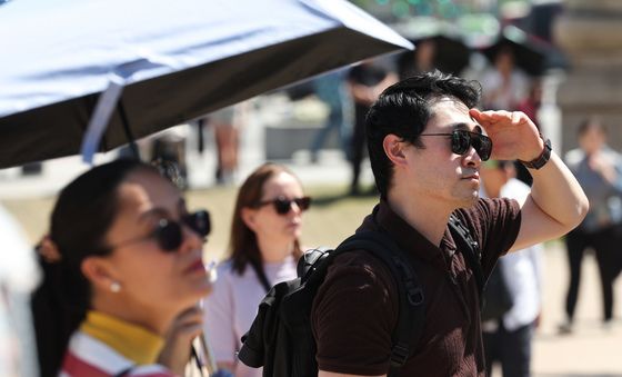 서울 낮 최고 26도...'선글라스 필수'