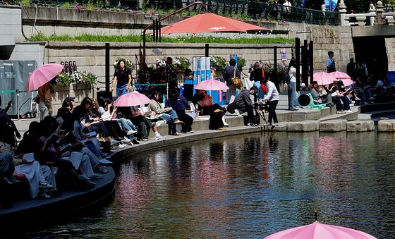'도심 속 그늘 찾아 나온 시민들'