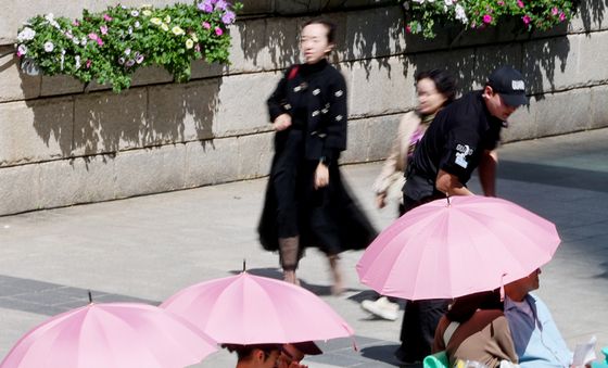 도심 속 그늘 찾아 나온 시민들