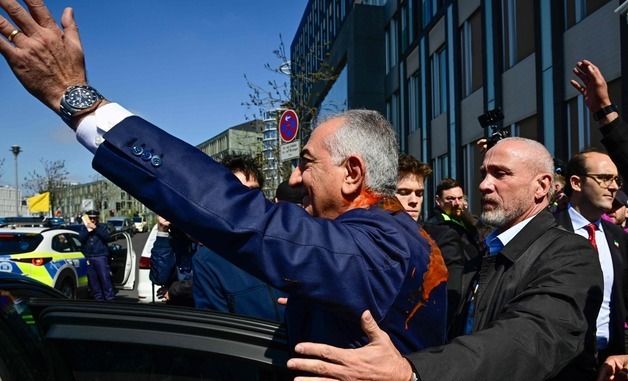 붉은 액체 테러 당한 레자 팔라비