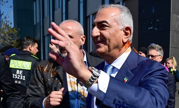 붉은 액체 맞은 레자 팔라비 전 이란 왕세자