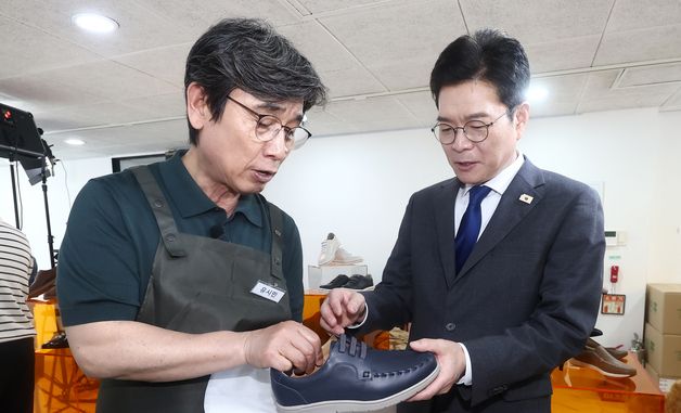 유시민 작가에게 아지오 신발 받는 정원오 서울시장 후보