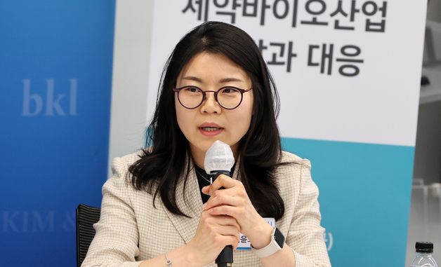 토론회에서 발언하는 최윤희 전문위원