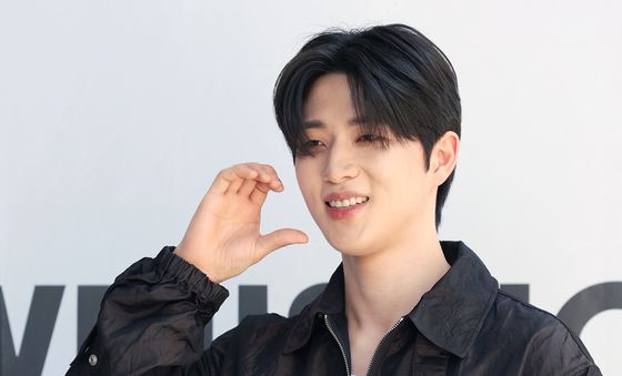 '떡복기 수저' 하민기, 근사한 볼 하트