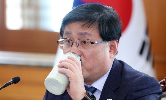 텀블러 사용하는 김성환 기후환경부 장관