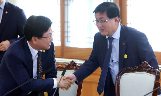 인사하는 김성환·최교진 장관