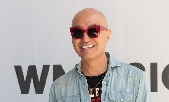 환한 미소짓는 홍석천