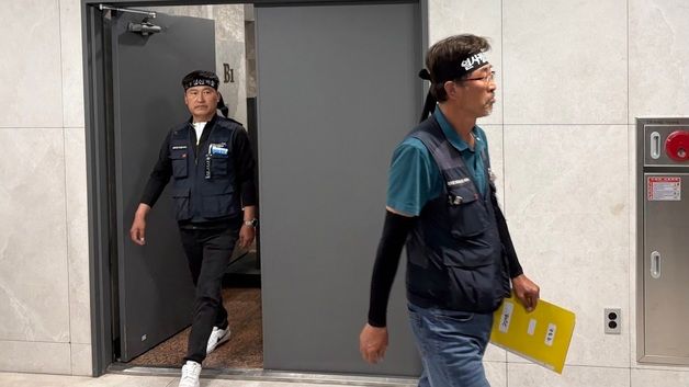 실무교섭장 들어서는 화물연대