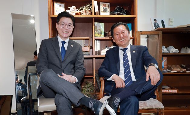 아지오 구두 신고 사진 찍는 정청래 대표와 정원오 후보