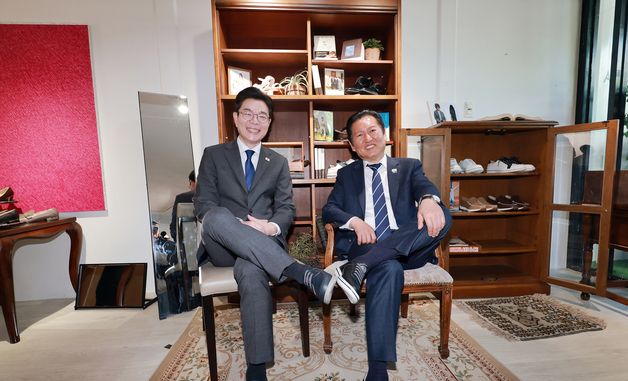 아지오 구두 신고 사진 찍는 정청래 대표와 정원오 후보