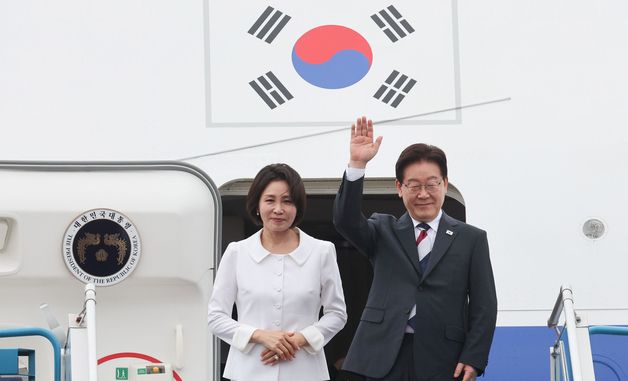 베트남 국빈 방문 마친 이재명 대통령 부부