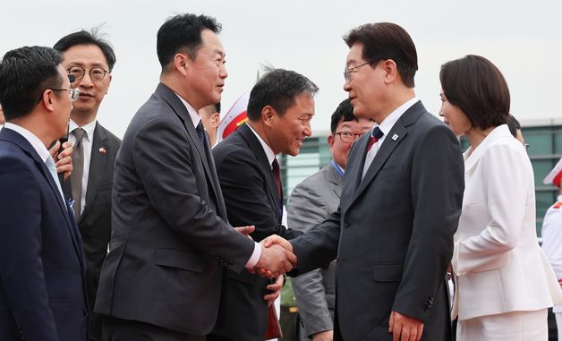 베트남 환송객과 인사하는 이재명 대통령