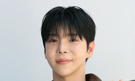 제니스 현우, 빛나는 손 인사