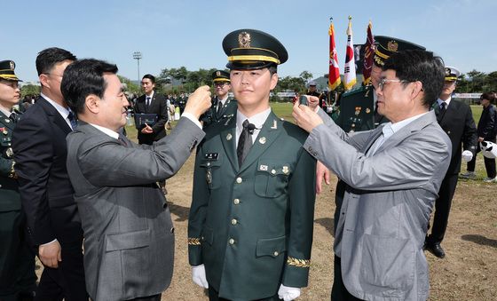 신임 장교 계급장 수여하는 안규백 장관