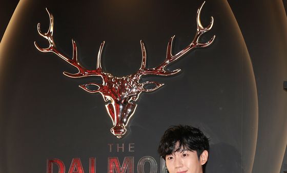 정해인, 부드러운 손 인사