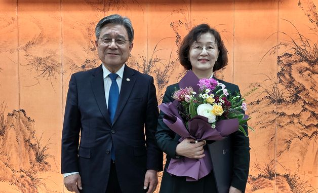 허민 국가유산청장, 국외소재문화유산재단 신임 이사장에게 임명장 수여