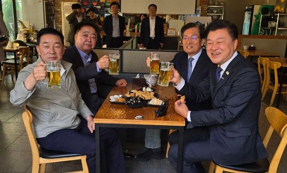 충북지사 주자들 '치맥 회동'으로 원팀 선언