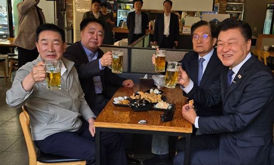 충북지사 주자들 '원팀 선언' 치맥 회동