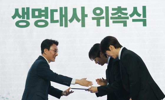 김민석 총리, 하이라트 생명대사 위촉장 수여