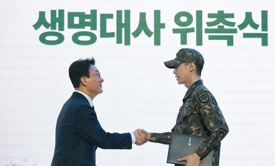 김민석 총리, NCT 도영 생명대사로 위촉