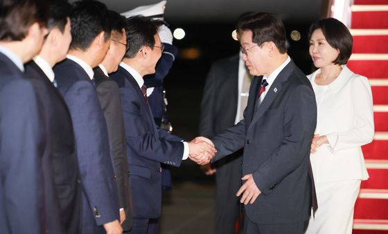 김민석 총리와 인사하는 이재명 대통령