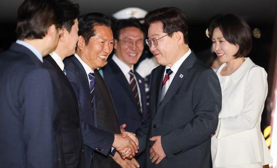 정청래 대표와 인사하는 이재명 대통령