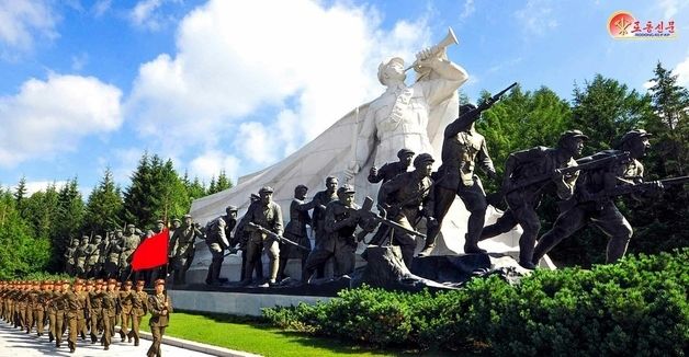 北, 삼지연대기념비서 항일혁명선렬 구호문헌 조명