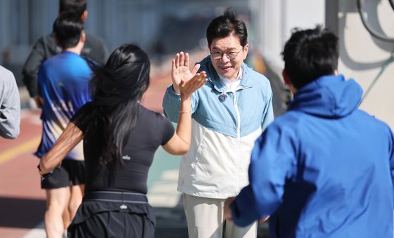 정원오, 러너들과 하이파이브