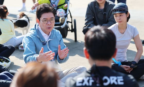 러닝 동호회원들과 대화 나누는 정원오 후보