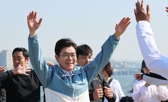 러너들과 스트레칭 하는 정원오 후보