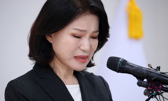 고개 떨군 이진숙