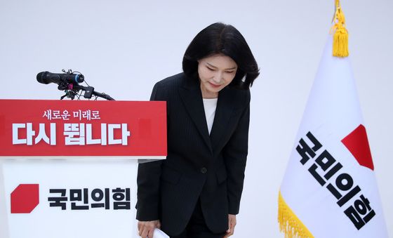 '대구시장 불출마' 인사하는 이진숙