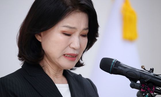 '대구시장 불출마' 감정 북받친 이진숙