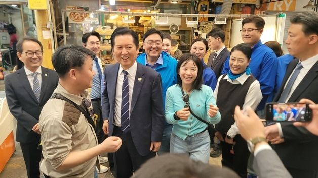 정청래 더불어민주당 대표, 세종 전통시장 방문