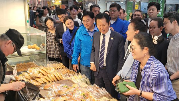 세종 전통시장에서 장 보는 정청래 대표
