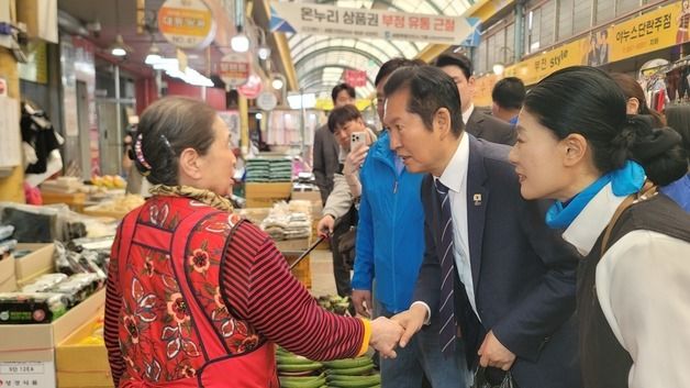 상인들과 인사하는 정청래 대표