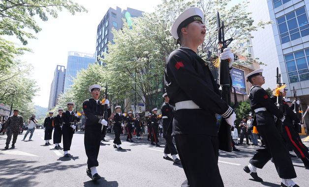 퍼레이드하는 충무공의 후예들