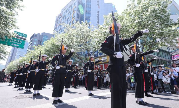 퍼레이드하는 충무공의 후예들